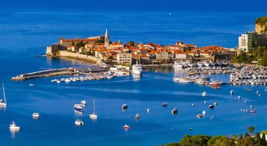 Škoda Fabia: Exclusive Summer Rates in Budva