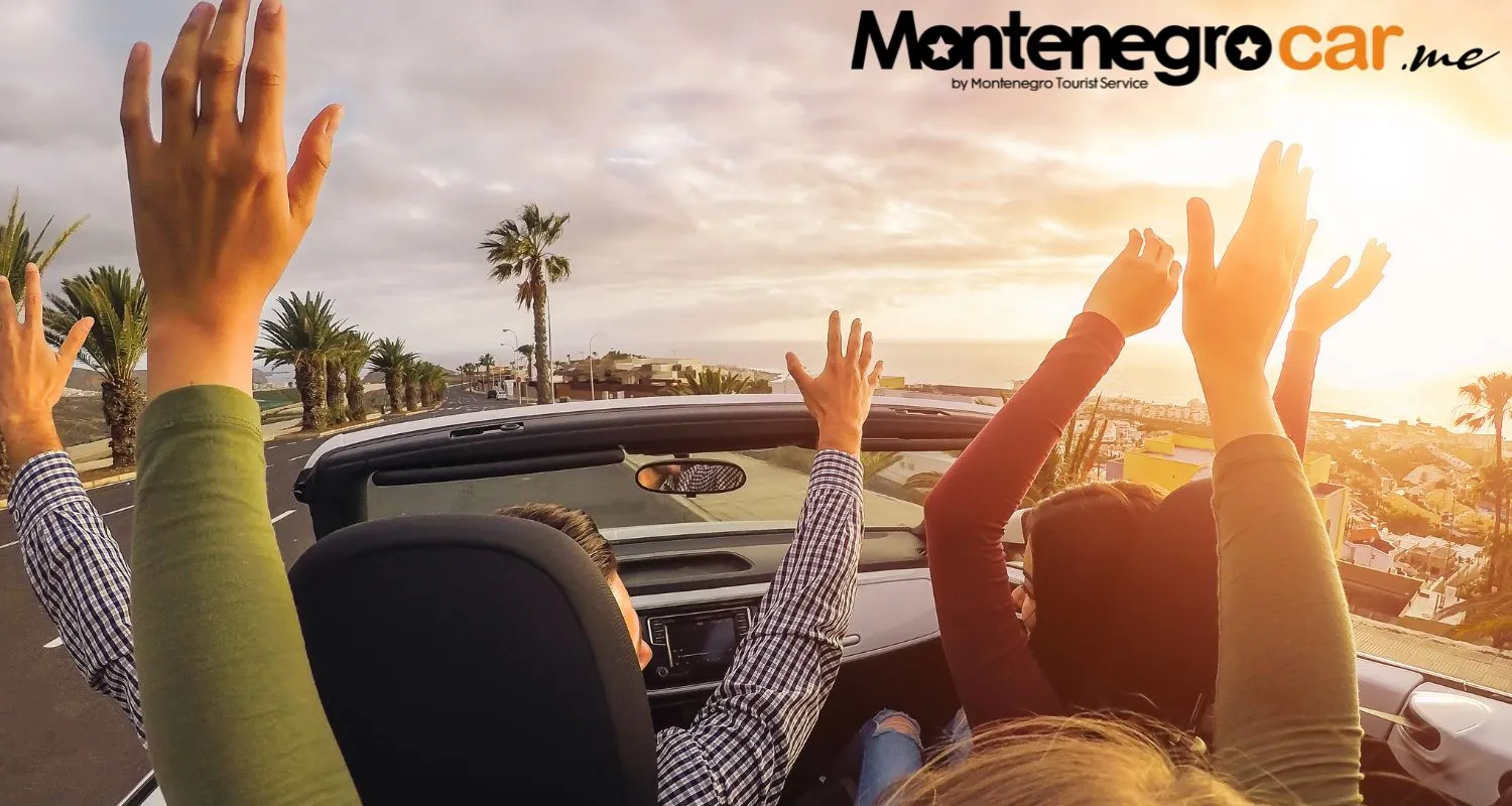 Voyage en voiture au Monténégro avec Montenegro Car, bras levés face au coucher de soleil