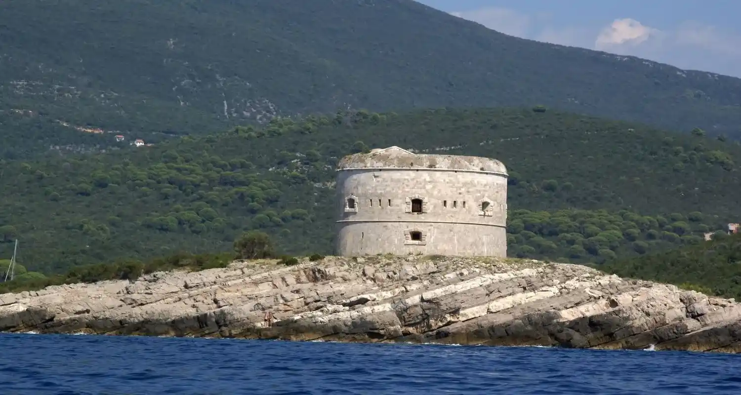 Tvrđava Arza na stjenovitoj obali poluostrva Luštica iznad plavog Jadranskog mora