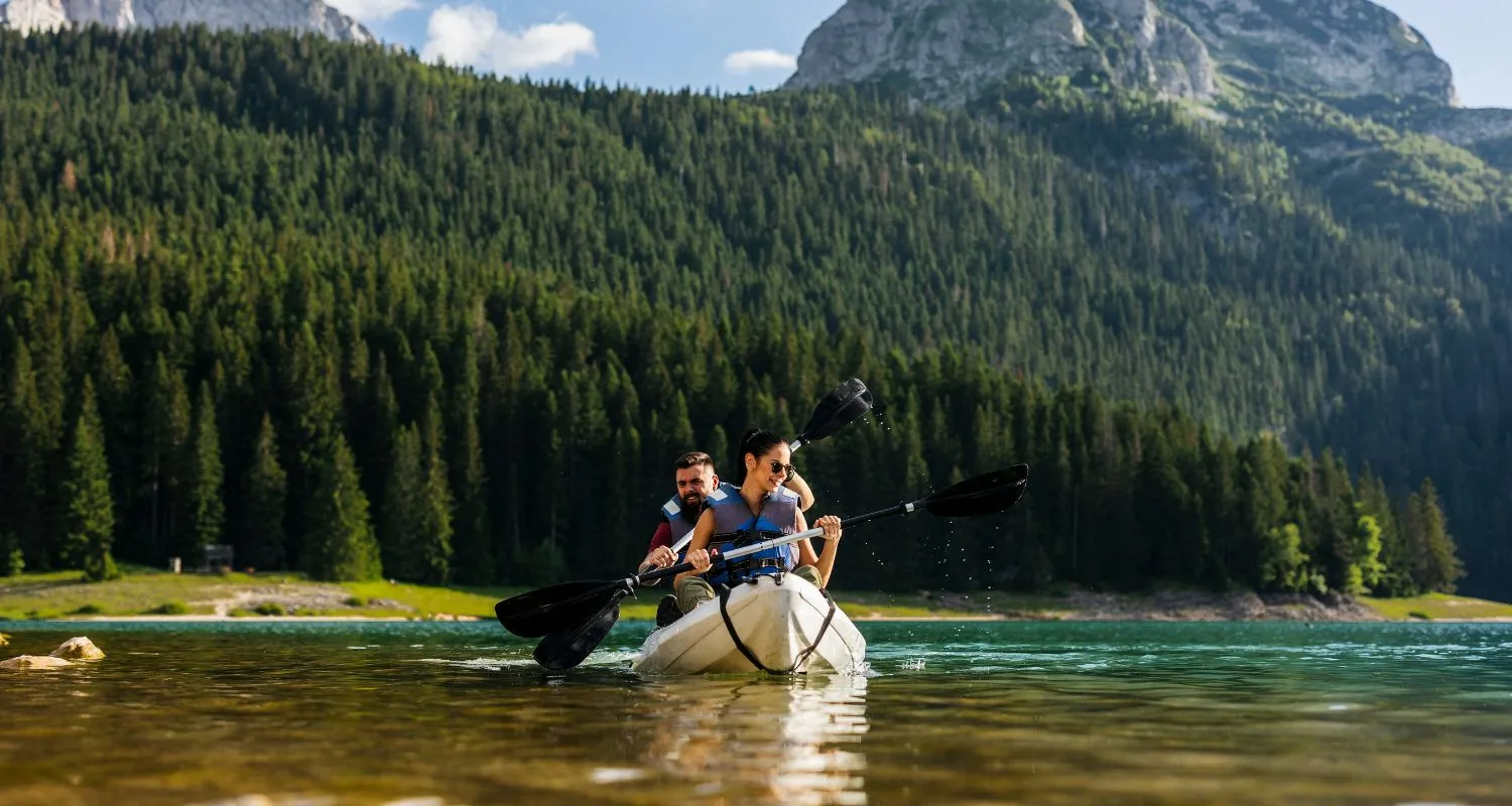  Vožnja kajakom na Crnom jezeru okruženom borovom šumom 