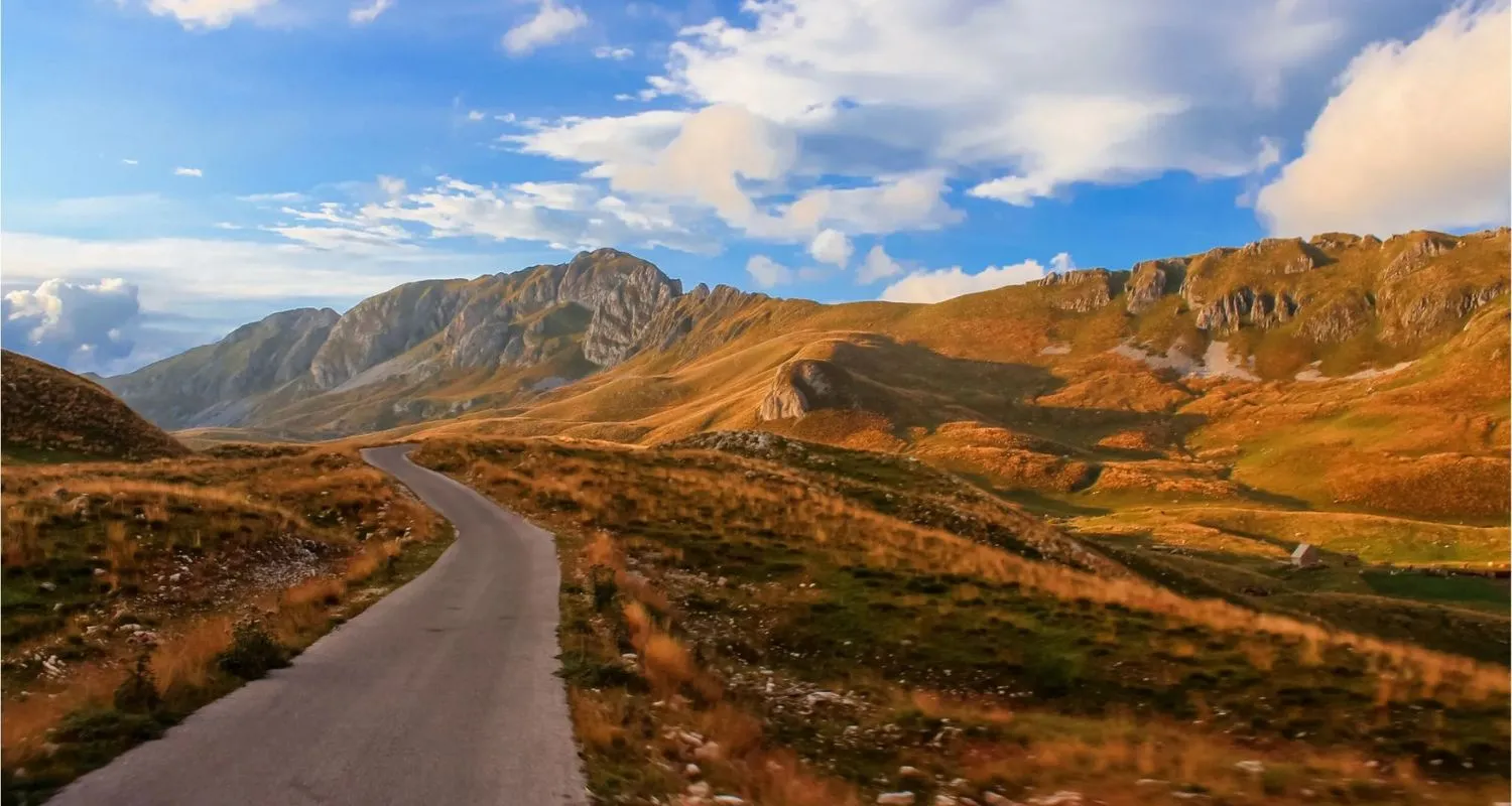 Planinski put kroz visoravan Durmitora sa pogledom na okolne vrhove 
