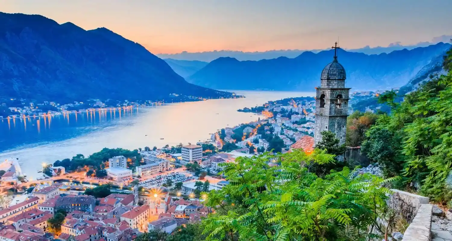 Pogled na Kotor i Boku Kotorsku u sumrak sa zvonika crkve Gospe od Zdravlja