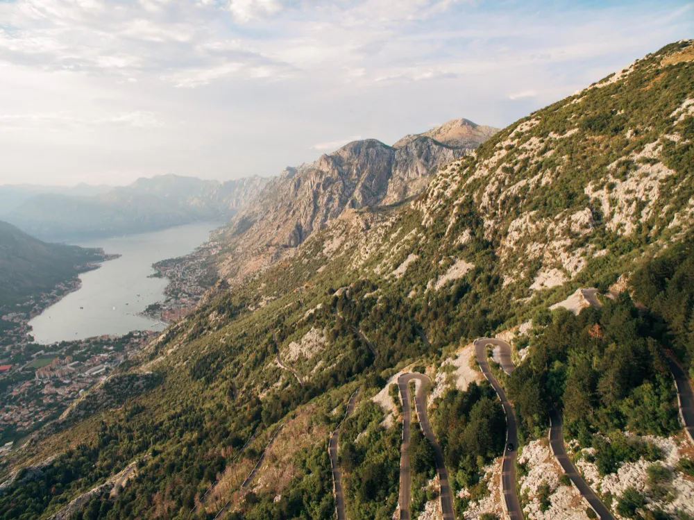 Kotorske serpentine iznad Bokokotorskog zaliva, sa planinama u pozadini.