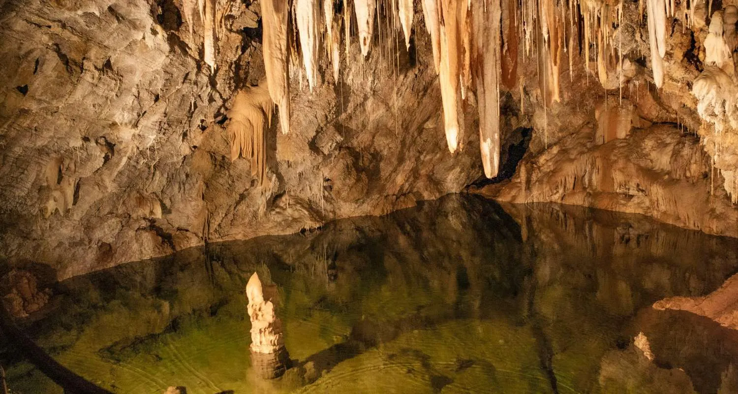Podzemno jezero u Lipskoj pećini sa stalaktitima koji se ogledaju u vodi