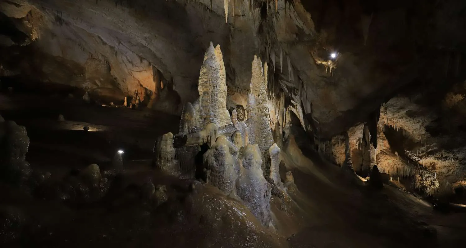 Stalagmiti i pećinski ukrasi u osvijetljenoj unutrašnjosti Lipske pećine