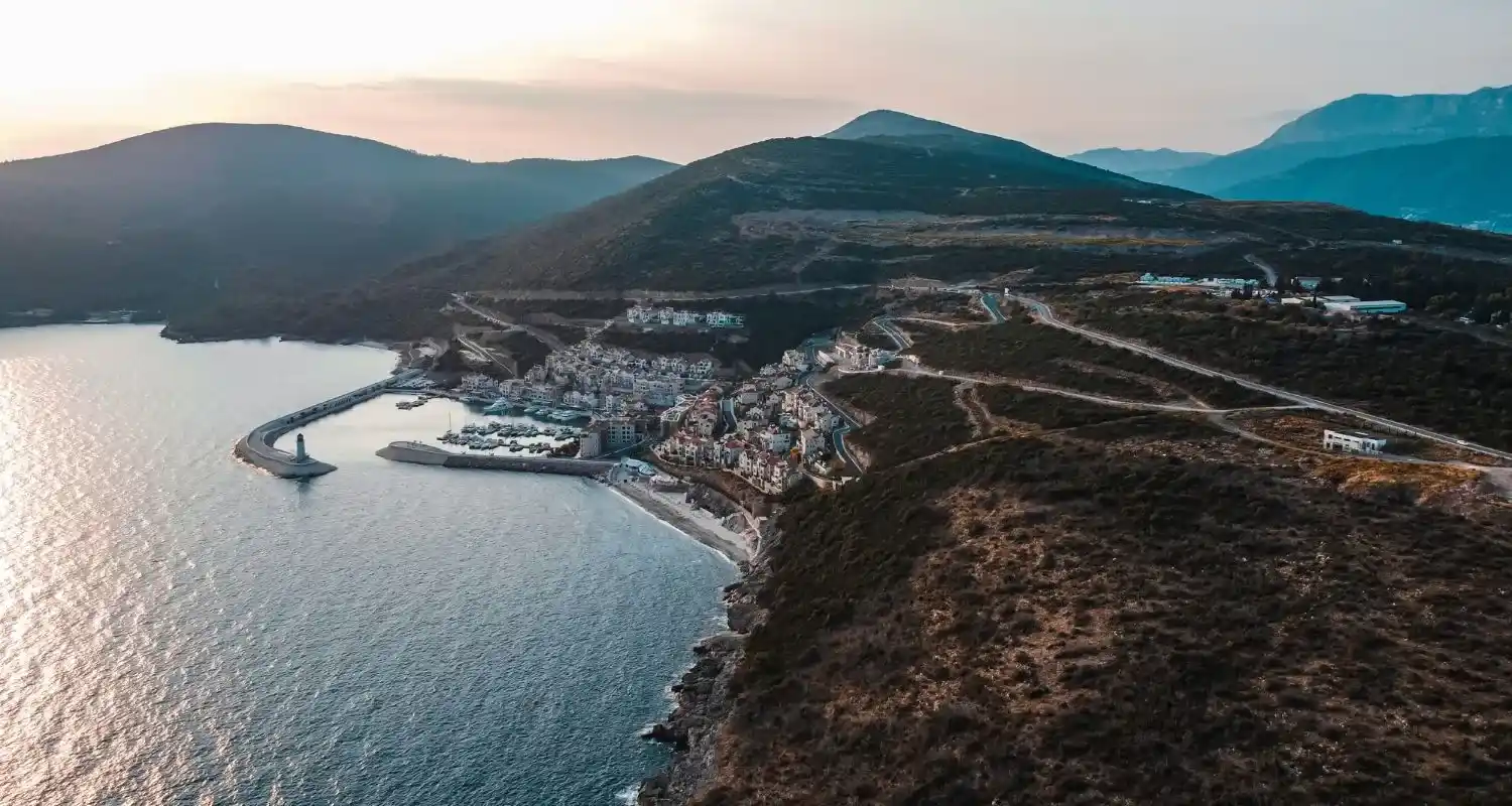 Poluostrvo Luštica sa marinom Luštica Bay i primorskim naseljem između Jadranskog mora i okolnih brda