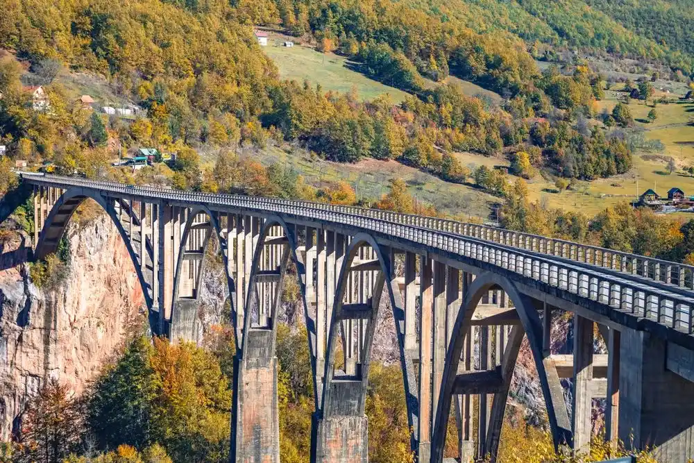 Most na Đurđevića Tari iznad kanjona, okružen jesenjim šumama.