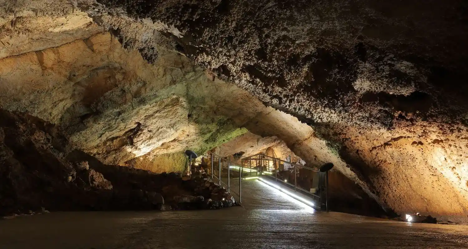 Osvijetljena turistička staza kroz široki pećinski prolaz Lipske pećine