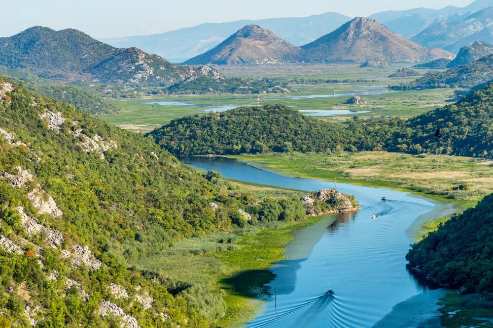 Pogled na vijugavu rijeku, močvare i planine u okolini Skadarskog jezera.