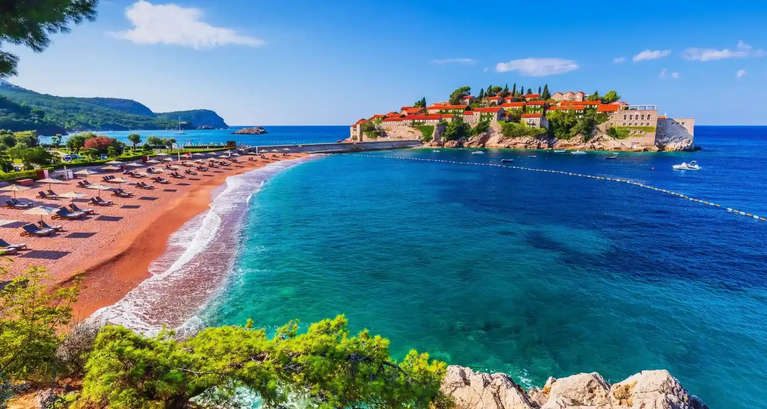 Poluostrvo Sveti Stefan sa crvenom pješčanom plažom i tirkiznim morem, obavezna destinacija pri putovanju u Crnu Goru