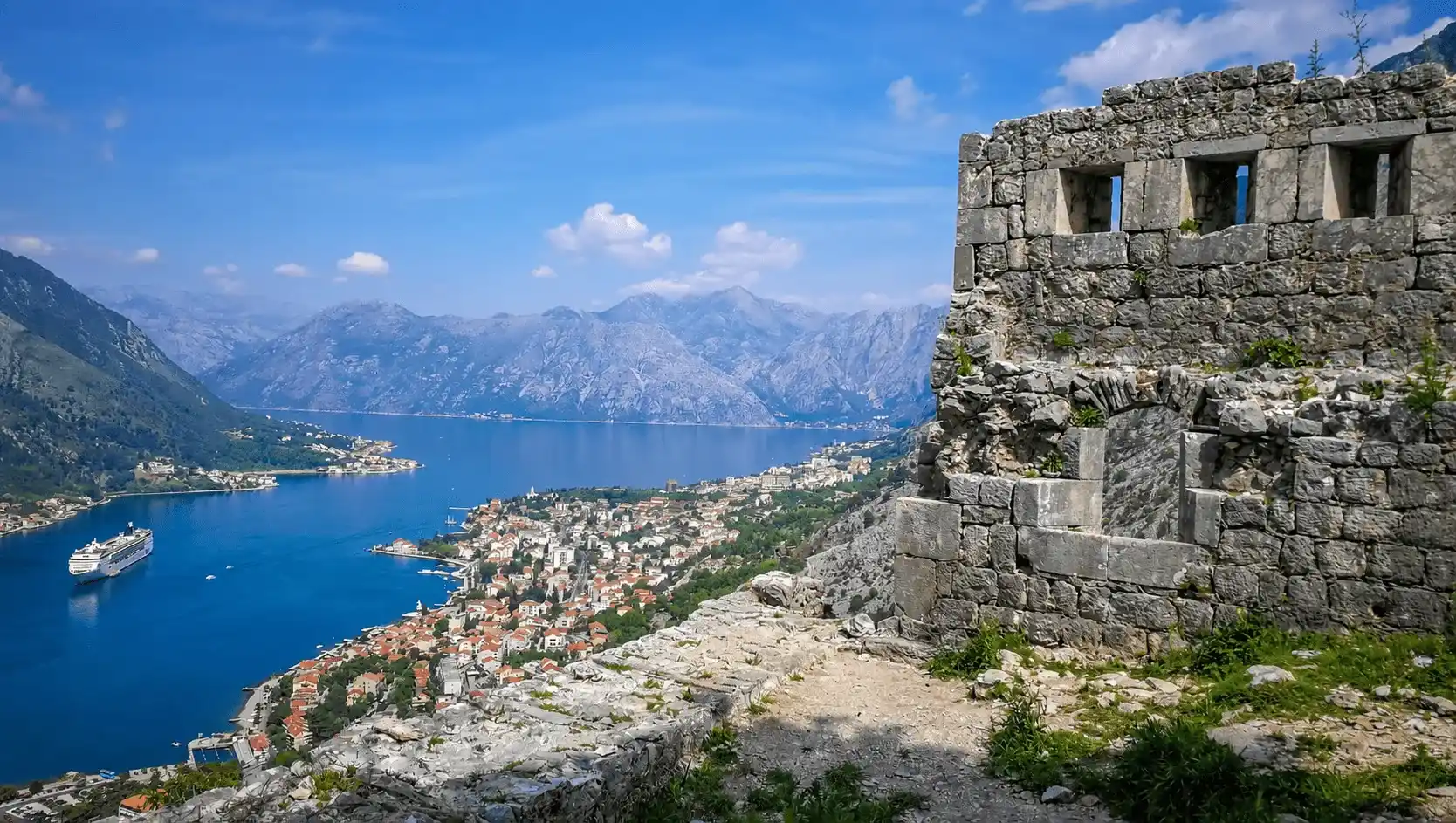 Ruševine tvrđave San Đovani sa pogledom na Kotor i Bokokotorski zaliv.